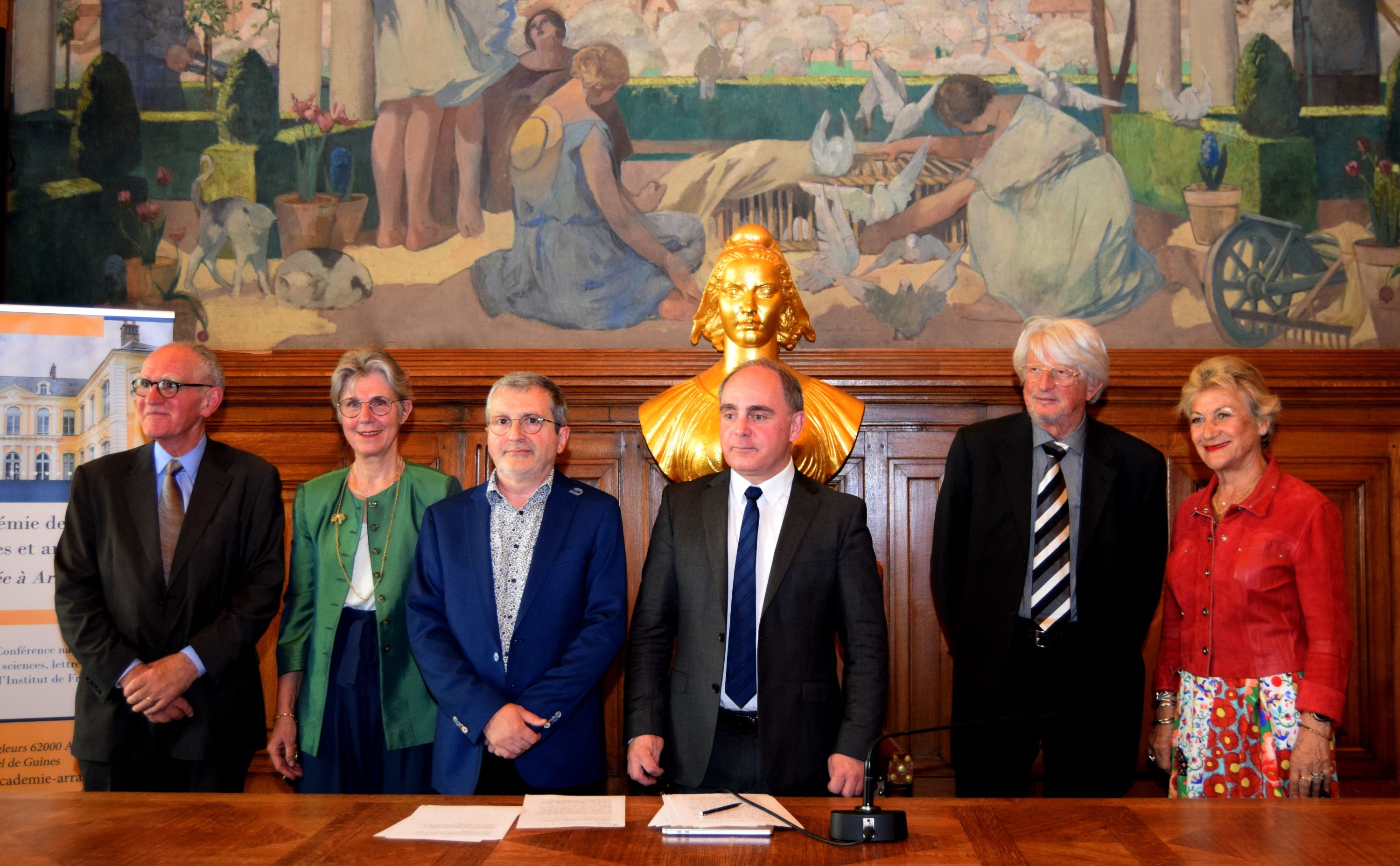 Les trois nouveaux académiciens et leurs parrain et marraines, de gauche à droite, Emmanuel de Calan, Catherine Dhérent, Pascal Rideau, Florent Deleflie, Philippe Lestavel, Nelly Dupré